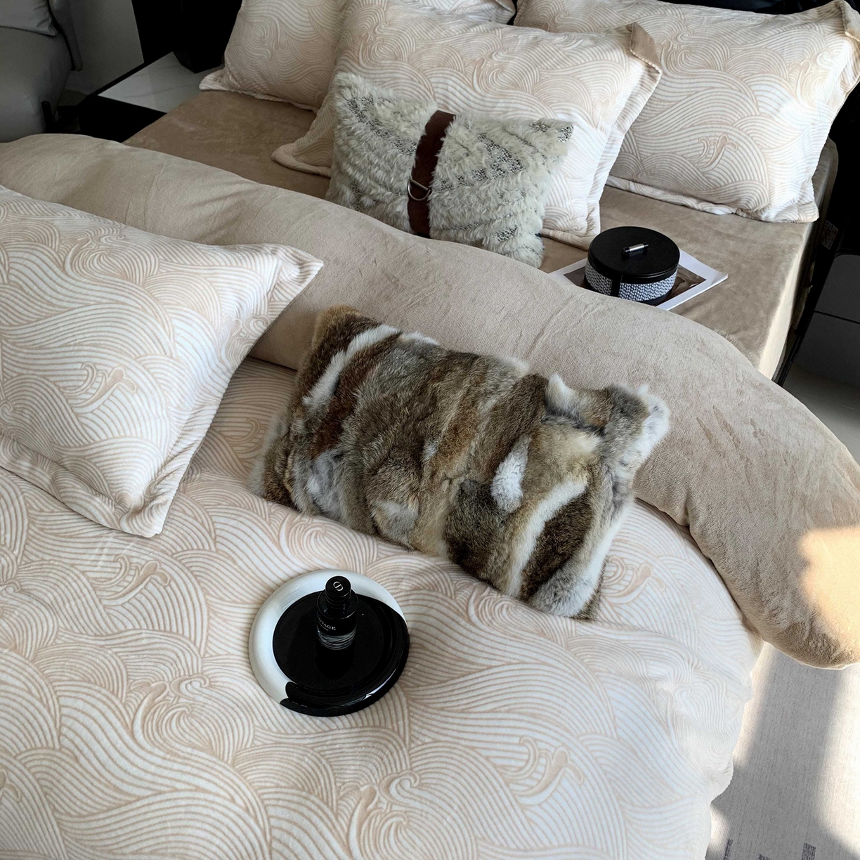 91家纺网 家纺一手货源 找家纺 奈萝家纺 2025新款加厚雕花绒牛奶绒四件套 云海咖