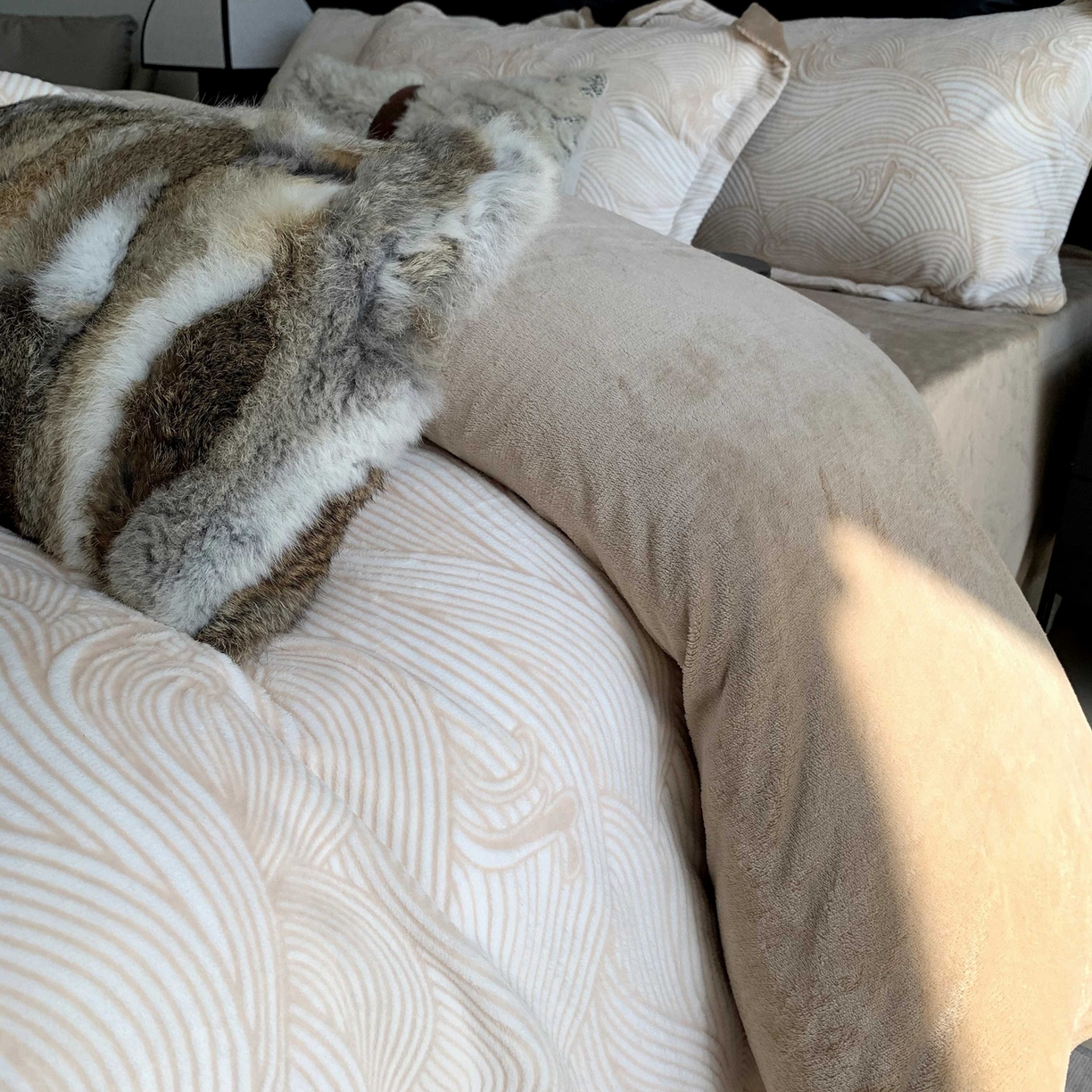 91家纺网 家纺一手货源 找家纺 奈萝家纺 2025新款加厚雕花绒牛奶绒四件套 云海咖