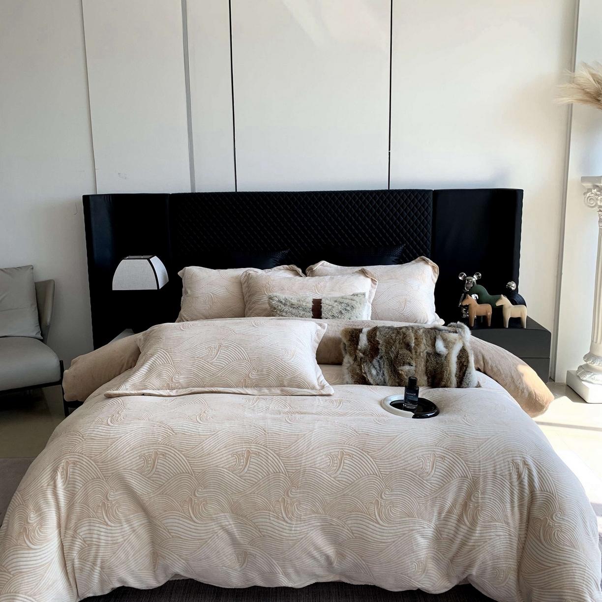 91家纺网 家纺一手货源 找家纺 奈萝家纺 2025新款加厚雕花绒牛奶绒四件套 云海咖