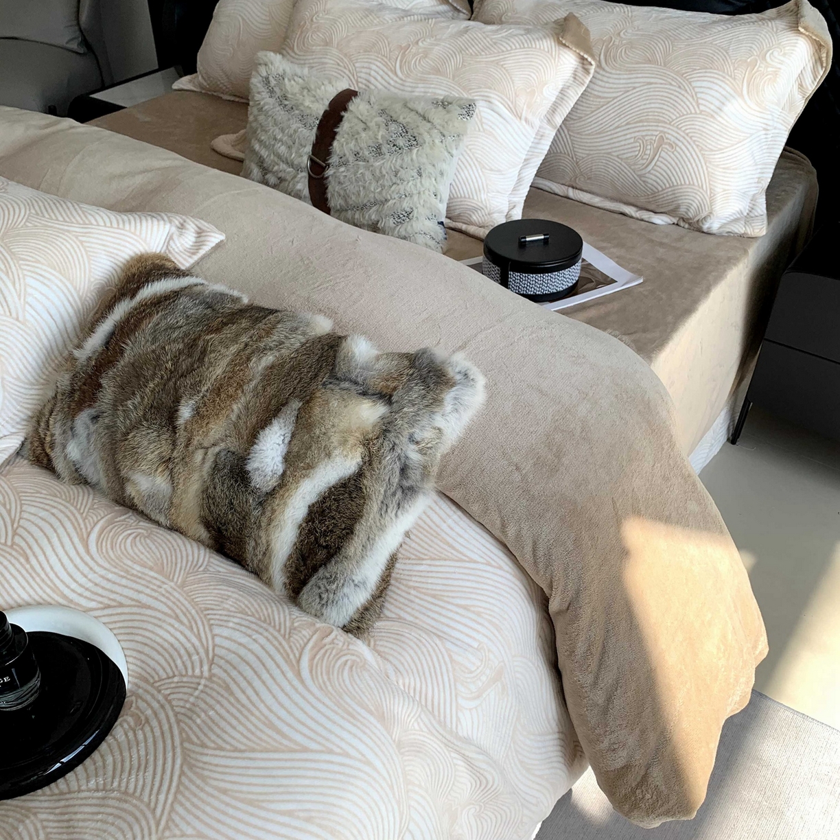 91家纺网 家纺一手货源 找家纺 奈萝家纺 2025新款加厚雕花绒牛奶绒四件套 云海咖