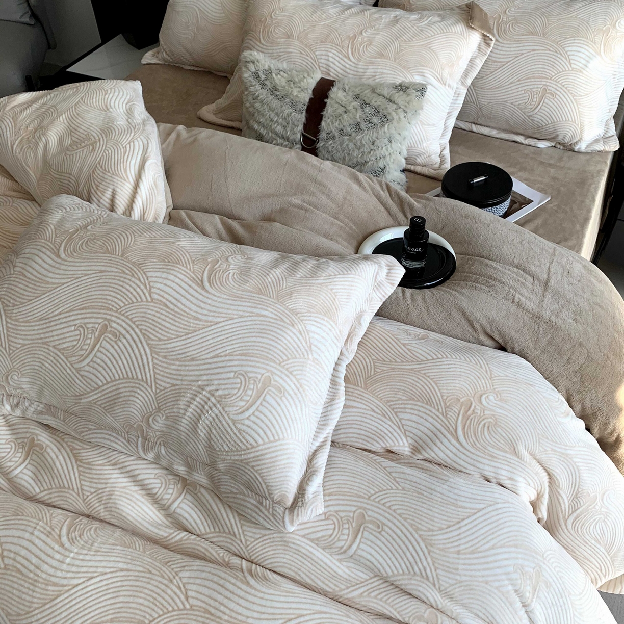 91家纺网 家纺一手货源 找家纺 奈萝家纺 2025新款加厚雕花绒牛奶绒四件套 云海咖