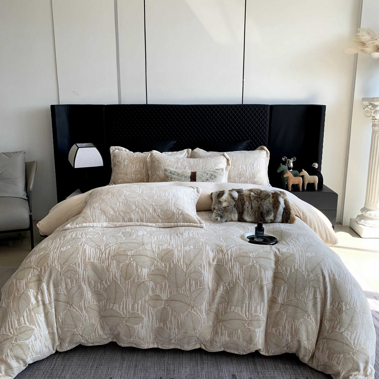 91家纺网 家纺一手货源 找家纺 奈萝家纺 2025新款加厚雕花绒牛奶绒四件套 仲夏晨歌咖