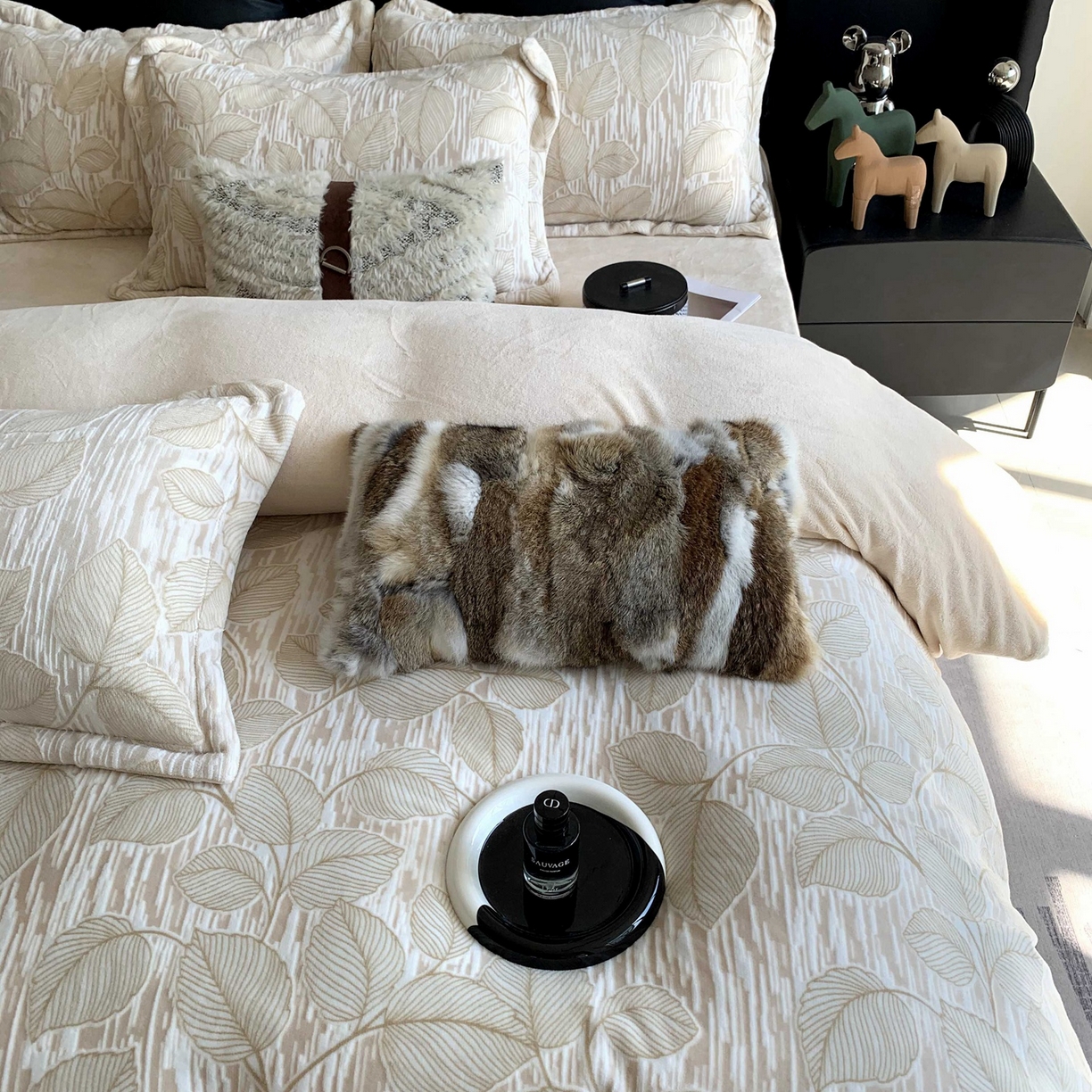 91家纺网 家纺一手货源 找家纺 奈萝家纺 2025新款加厚雕花绒牛奶绒四件套 仲夏晨歌咖