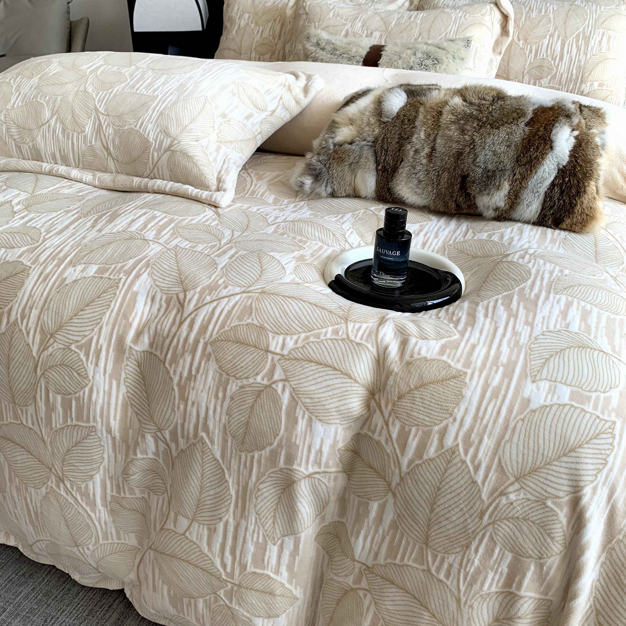 91家纺网 家纺一手货源 找家纺 奈萝家纺 2025新款加厚雕花绒牛奶绒四件套 仲夏晨歌咖