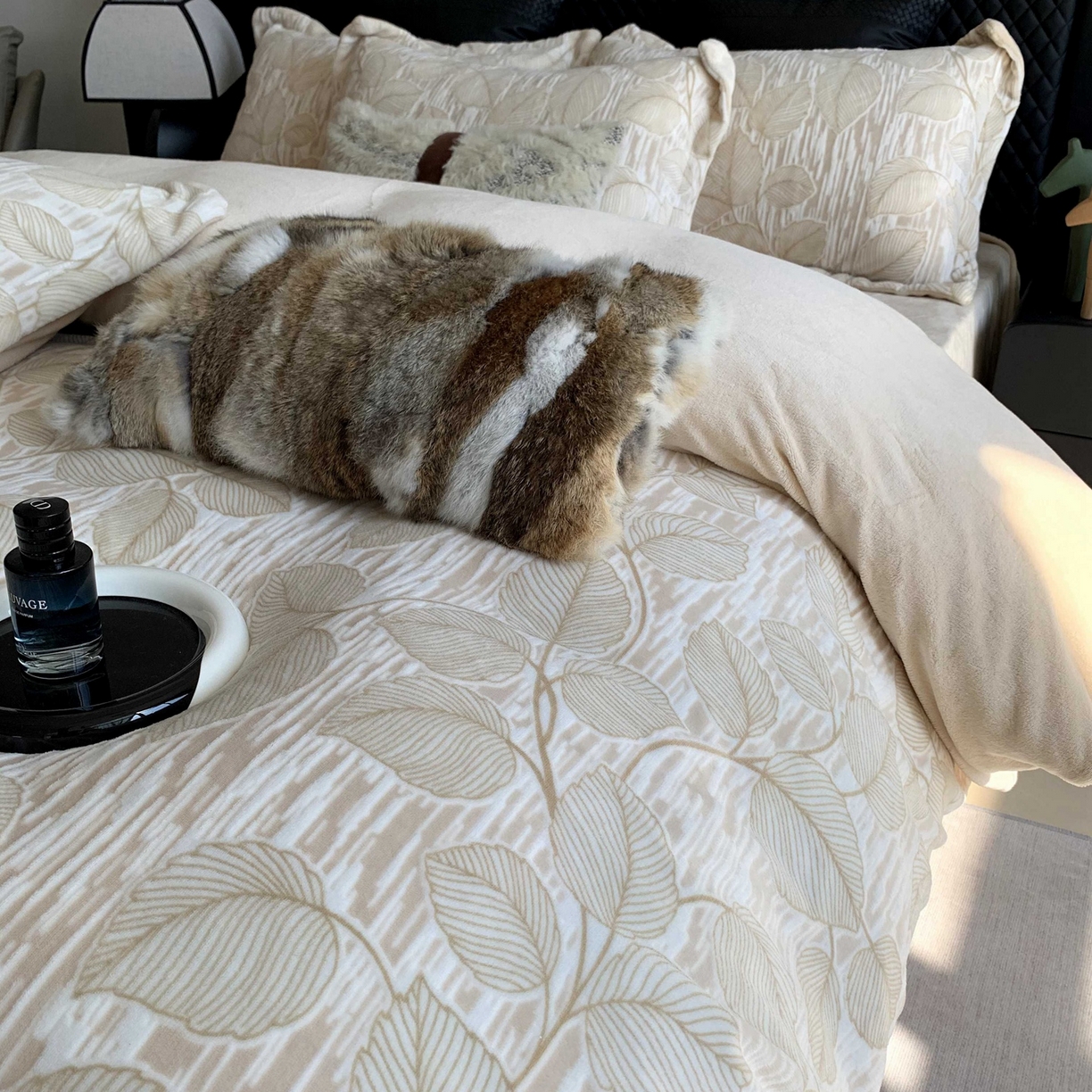 91家纺网 家纺一手货源 找家纺 奈萝家纺 2025新款加厚雕花绒牛奶绒四件套 仲夏晨歌咖