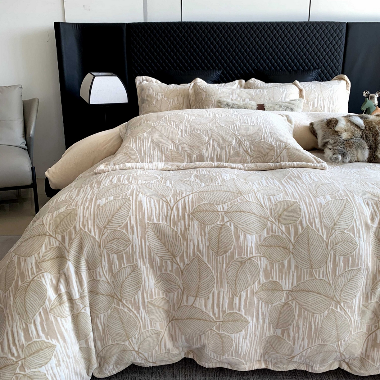 91家纺网 家纺一手货源 找家纺 奈萝家纺 2025新款加厚雕花绒牛奶绒四件套 仲夏晨歌咖