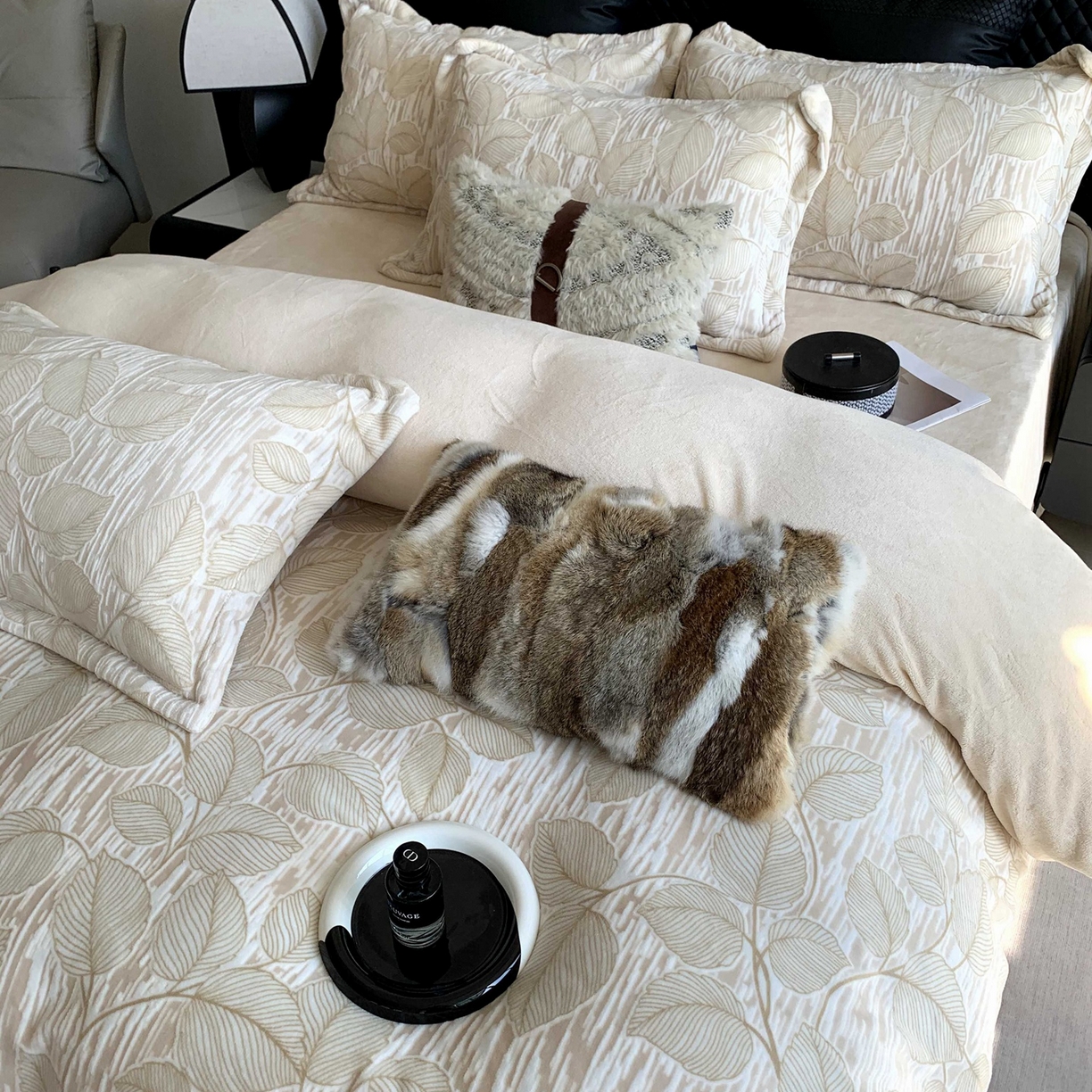 91家纺网 家纺一手货源 找家纺 奈萝家纺 2025新款加厚雕花绒牛奶绒四件套 仲夏晨歌咖