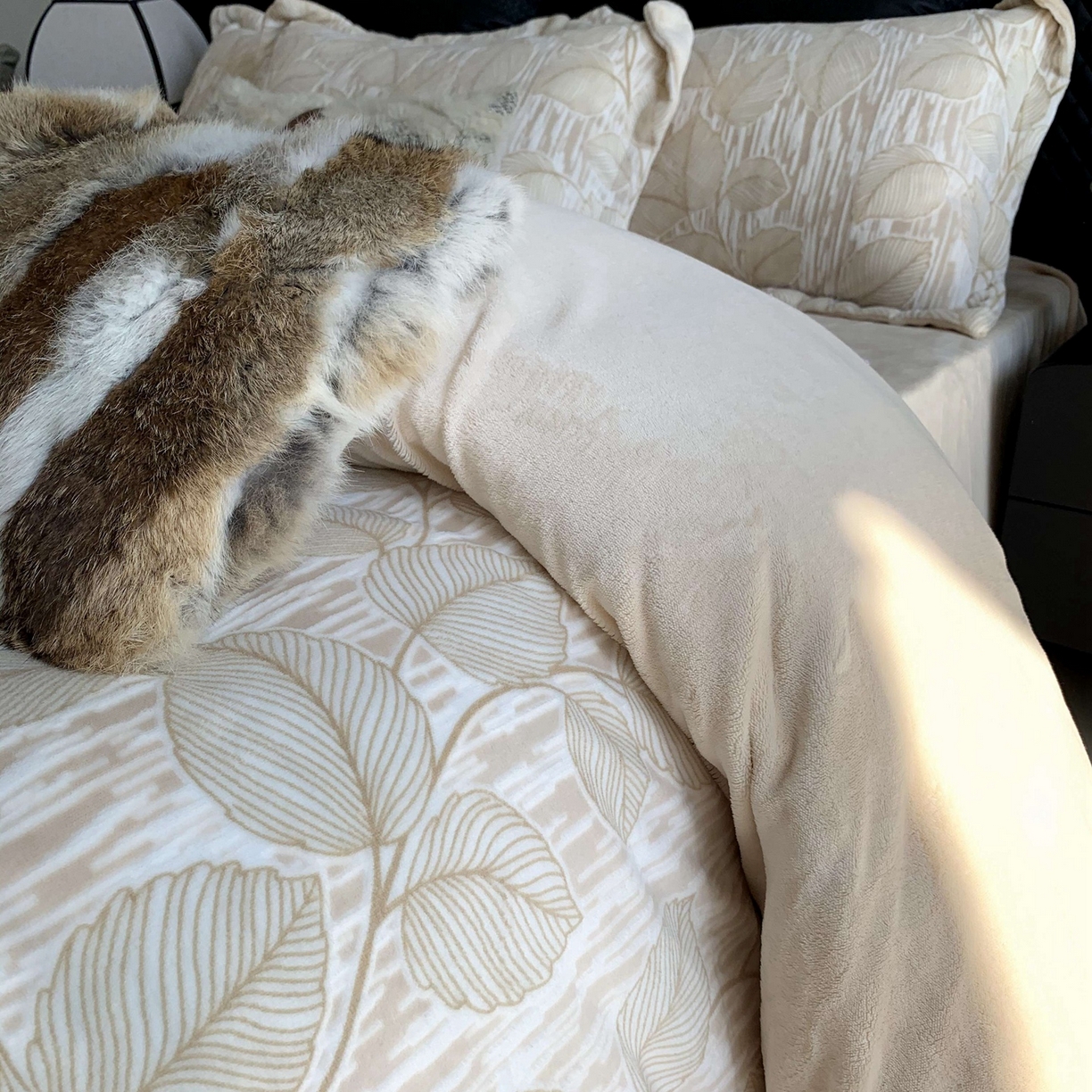 91家纺网 家纺一手货源 找家纺 奈萝家纺 2025新款加厚雕花绒牛奶绒四件套 仲夏晨歌咖