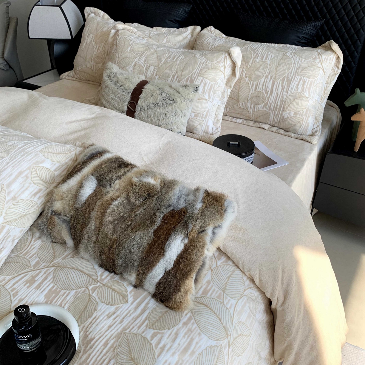 91家纺网 家纺一手货源 找家纺 奈萝家纺 2025新款加厚雕花绒牛奶绒四件套 仲夏晨歌咖