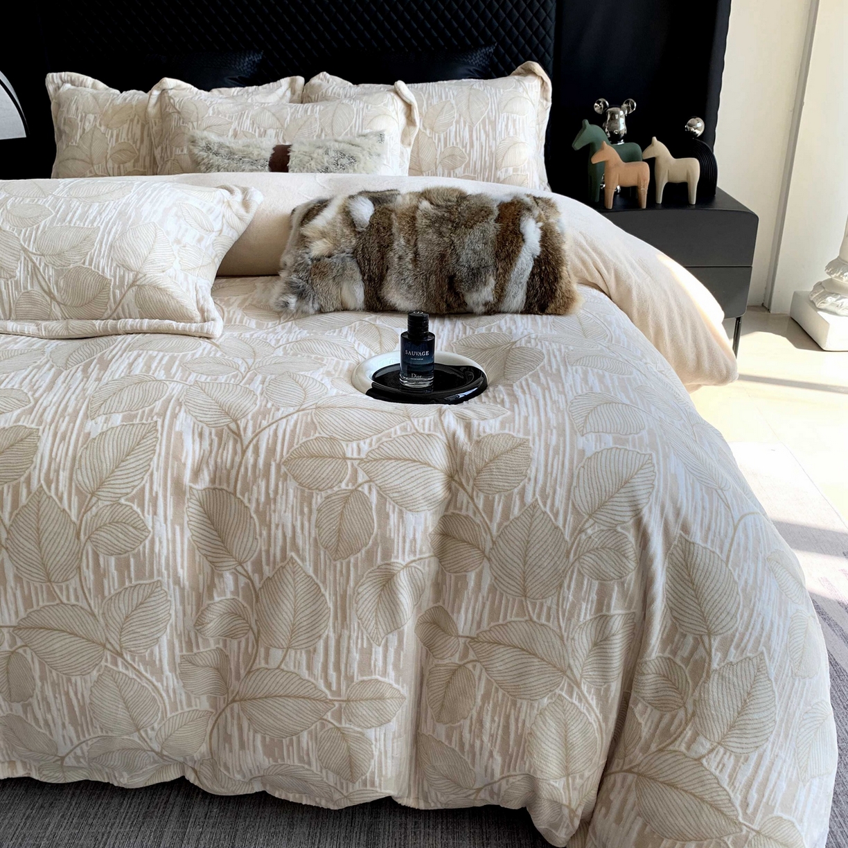 91家纺网 家纺一手货源 找家纺 奈萝家纺 2025新款加厚雕花绒牛奶绒四件套 仲夏晨歌咖