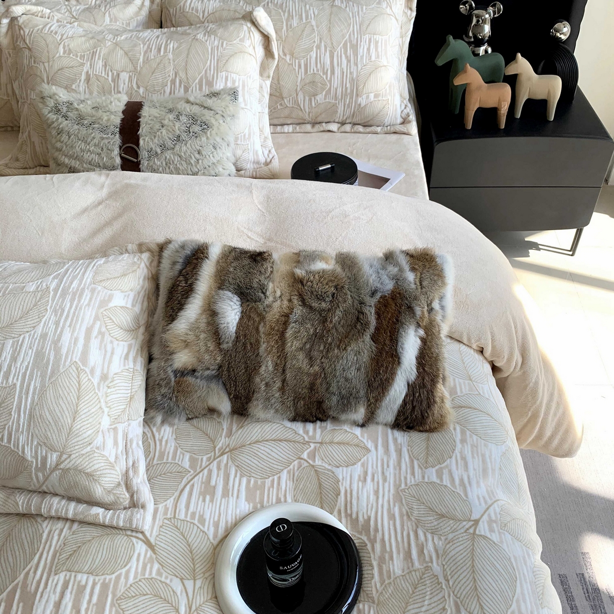 91家纺网 家纺一手货源 找家纺 奈萝家纺 2025新款加厚雕花绒牛奶绒四件套 仲夏晨歌咖