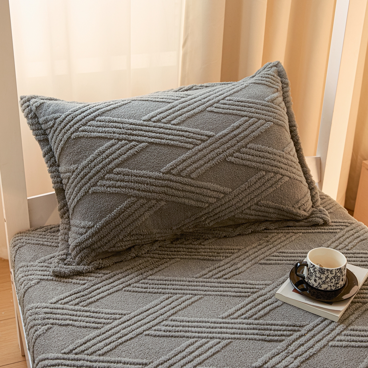 91家纺网 家纺一手货源 找家纺 川悦生活 2025新款塔夫绒印花单床笠 阳光暖垫-星灰