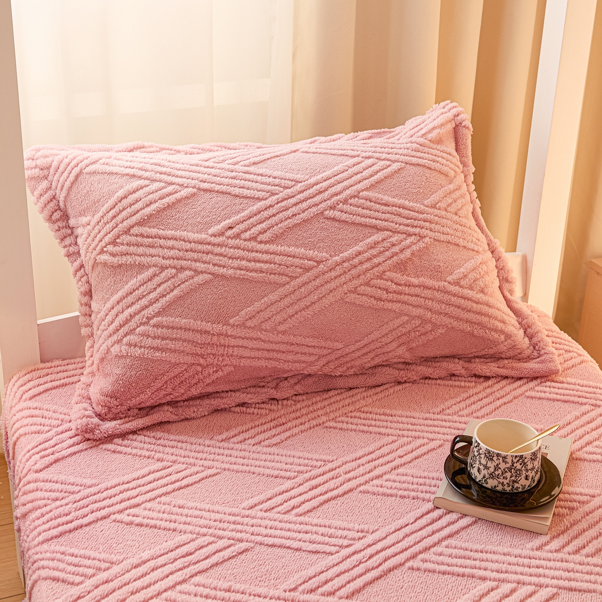 91家纺网 家纺一手货源 找家纺 川悦生活 2025新款塔夫绒印花单床笠 阳光暖垫-甜粉