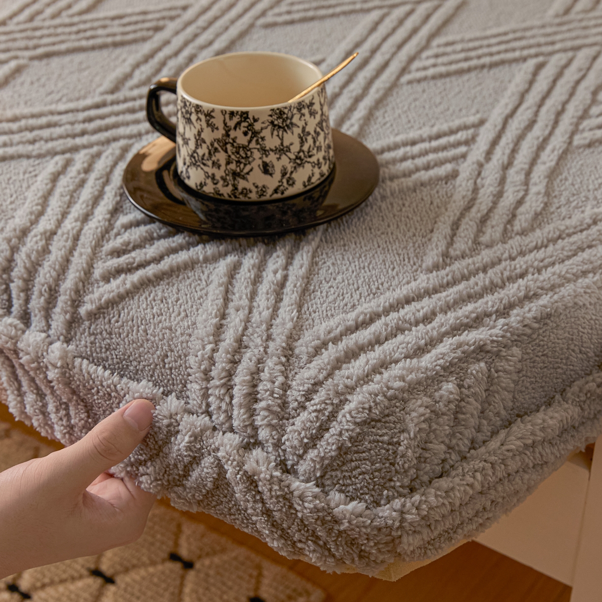 91家纺网 家纺一手货源 找家纺 川悦生活 2025新款塔夫绒印花单床笠 阳光暖垫-银灰