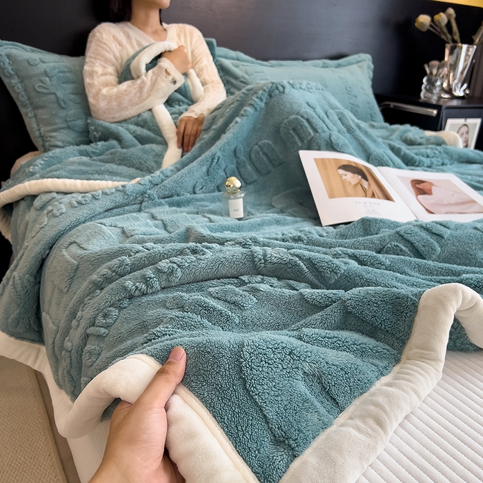 91家纺网 家纺一手货源 找家纺 （总）叠派家纺 2025新款A类纯色min舒棉绒雕花剪花多功能毛毯（可供跨境外贸抽空热款首选）