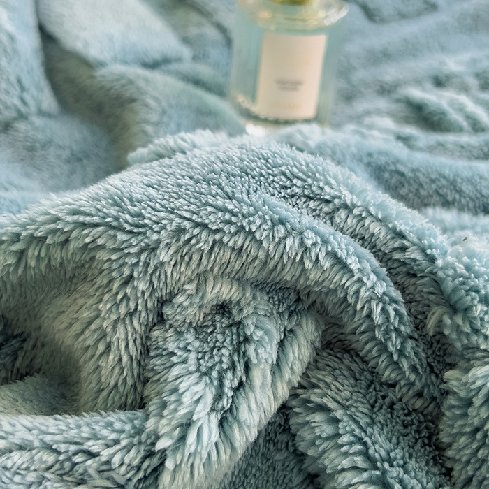 91家纺网 家纺一手货源 找家纺 （总）叠派家纺 2025新款A类纯色min舒棉绒雕花剪花多功能毛毯（可供跨境外贸抽空热款首选）