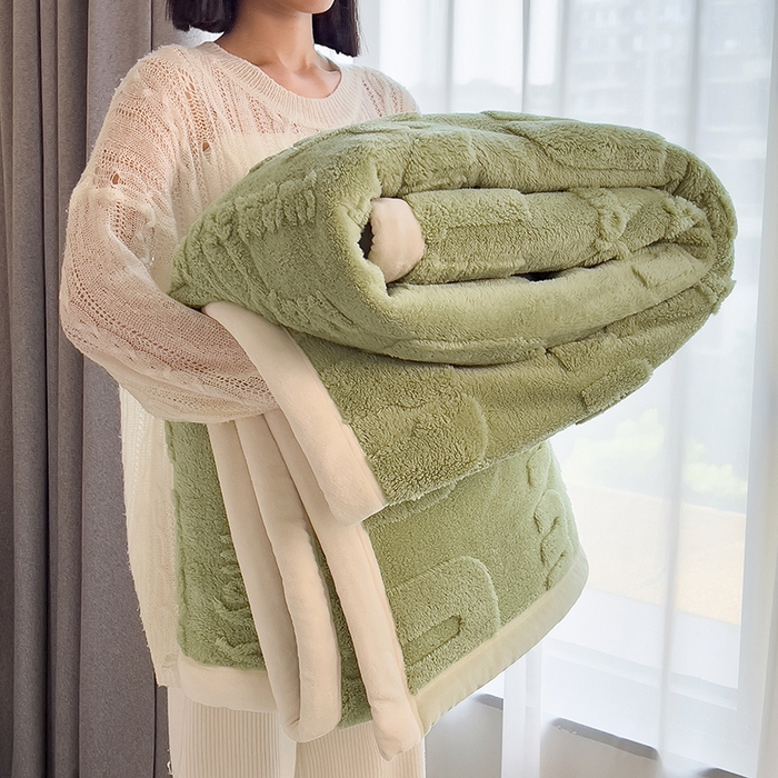 91家纺网 家纺一手货源 找家纺 叠派家纺 2025新款A类纯色min舒棉绒雕花剪花多功能毛毯（可供跨境外贸抽空热款首选） 白边-青杉绿