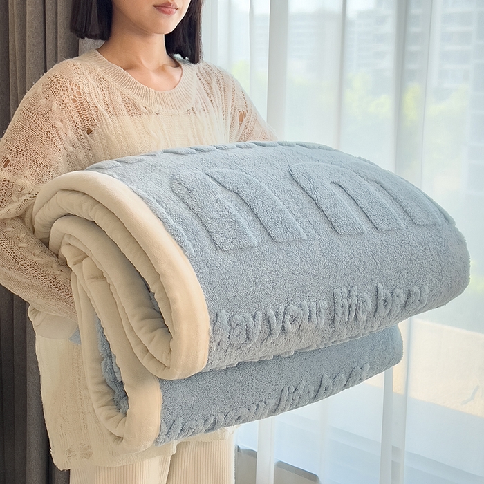 91家纺网 家纺一手货源 找家纺 叠派家纺 2025新款A类纯色min舒棉绒雕花剪花多功能毛毯（可供跨境外贸抽空热款首选） 白边-水晶蓝