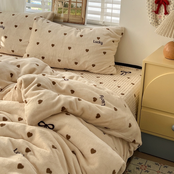 91家纺网 家纺一手货源 找家纺 （总）逸林家纺《原希尔顿逸林》 2025新款牛奶绒床盖四件套加厚印花法式赫本风花边床盖四件套