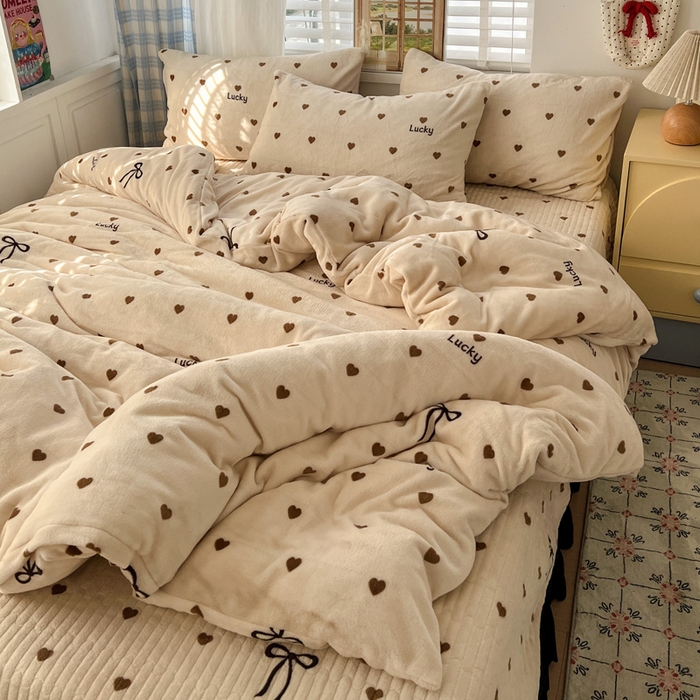 91家纺网 家纺一手货源 找家纺 （总）逸林家纺《原希尔顿逸林》 2025新款牛奶绒床盖四件套加厚印花法式赫本风花边床盖四件套