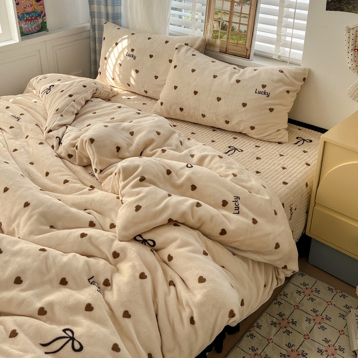 91家纺网 家纺一手货源 找家纺 （总）逸林家纺《原希尔顿逸林》 2025新款牛奶绒床盖四件套加厚印花法式赫本风花边床盖四件套