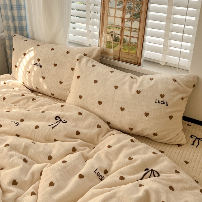 91家纺网 家纺一手货源 找家纺 （总）逸林家纺《原希尔顿逸林》 2025新款牛奶绒床盖四件套加厚印花法式赫本风花边床盖四件套