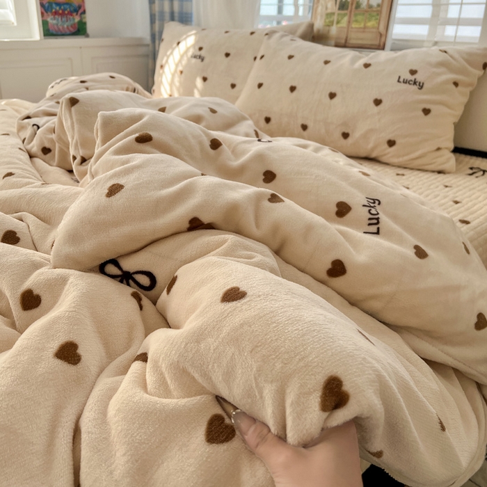 91家纺网 家纺一手货源 找家纺 （总）逸林家纺《原希尔顿逸林》 2025新款牛奶绒床盖四件套加厚印花法式赫本风花边床盖四件套