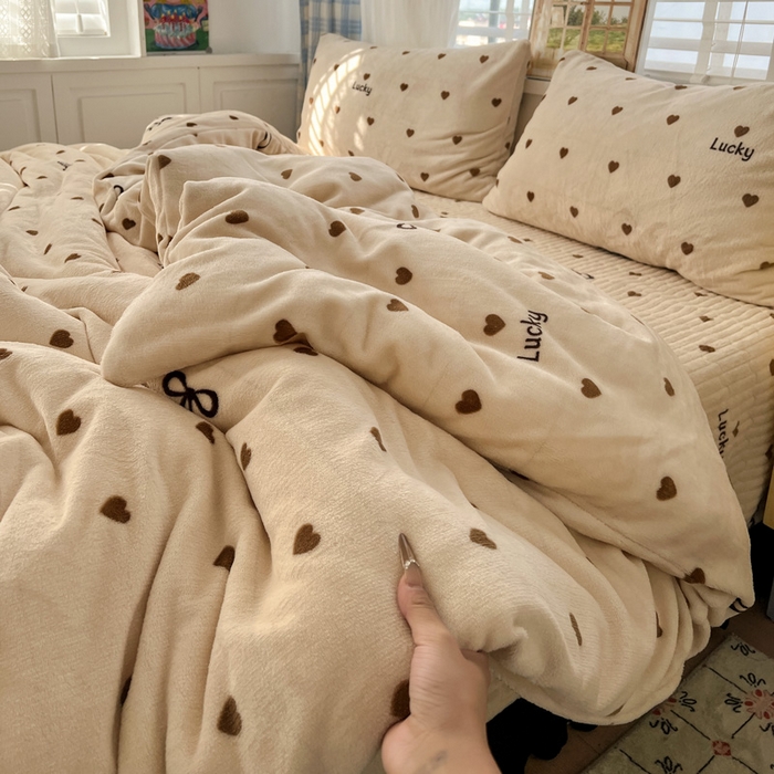 91家纺网 家纺一手货源 找家纺 （总）逸林家纺《原希尔顿逸林》 2025新款牛奶绒床盖四件套加厚印花法式赫本风花边床盖四件套