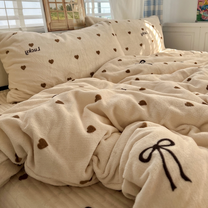 91家纺网 家纺一手货源 找家纺 逸林家纺《原希尔顿逸林》 2025新款牛奶绒床盖四件套加厚印花法式赫本风花边床盖四件套 床盖款-爱心蝴蝶结
