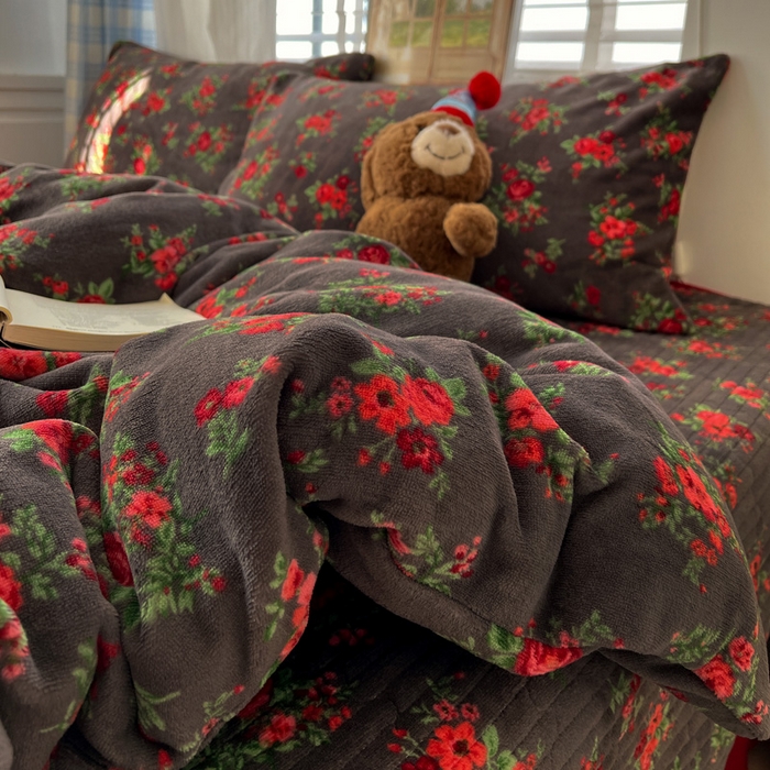 91家纺网 家纺一手货源 找家纺 逸林家纺《原希尔顿逸林》 2025新款牛奶绒床盖四件套加厚印花法式赫本风花边床盖四件套 床盖款-玫瑰的故事