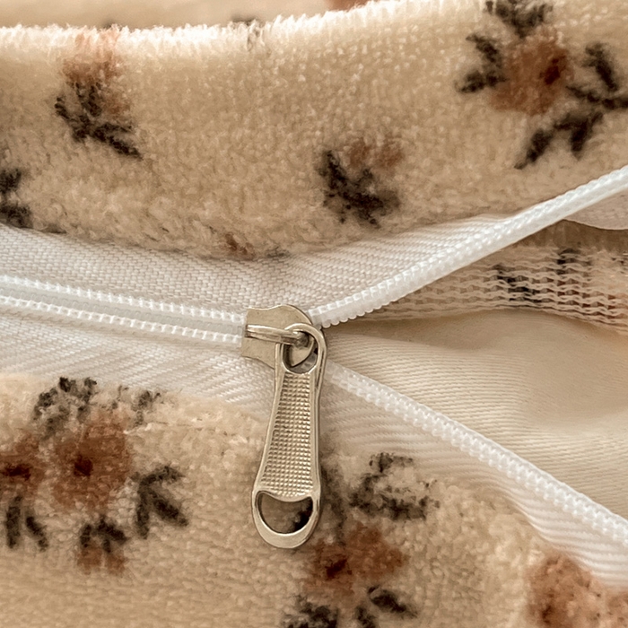 91家纺网 家纺一手货源 找家纺 逸林家纺《原希尔顿逸林》 2025新款牛奶绒床盖四件套加厚印花法式赫本风花边床盖四件套 床盖款-乖乖兔