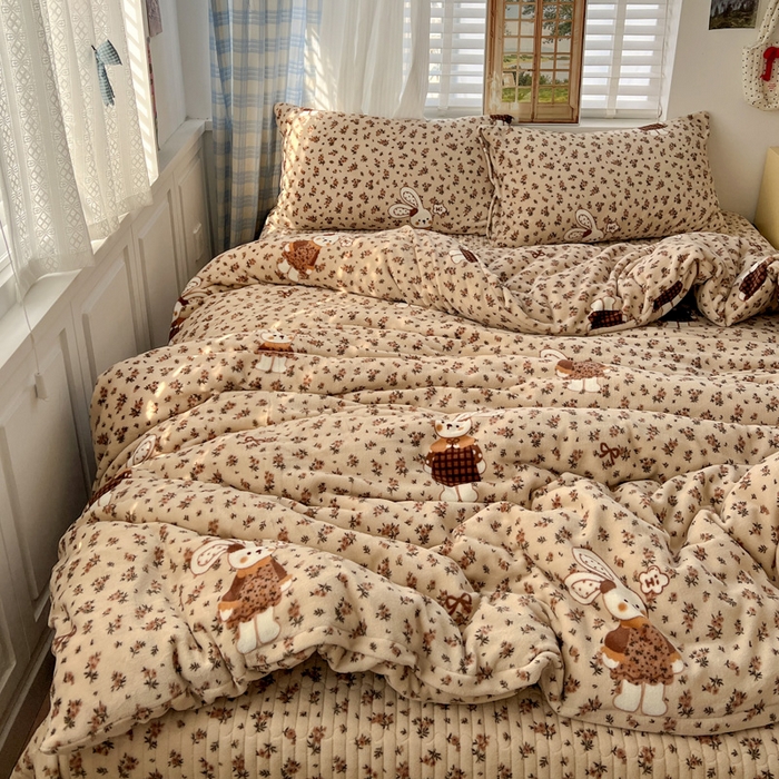 91家纺网 家纺一手货源 找家纺 逸林家纺《原希尔顿逸林》 2025新款牛奶绒床盖四件套加厚印花法式赫本风花边床盖四件套 床盖款-乖乖兔