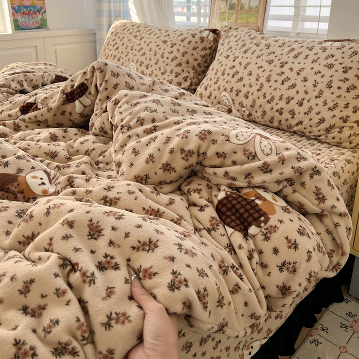 91家纺网 家纺一手货源 找家纺 逸林家纺《原希尔顿逸林》 2025新款牛奶绒床盖四件套加厚印花法式赫本风花边床盖四件套 床盖款-乖乖兔