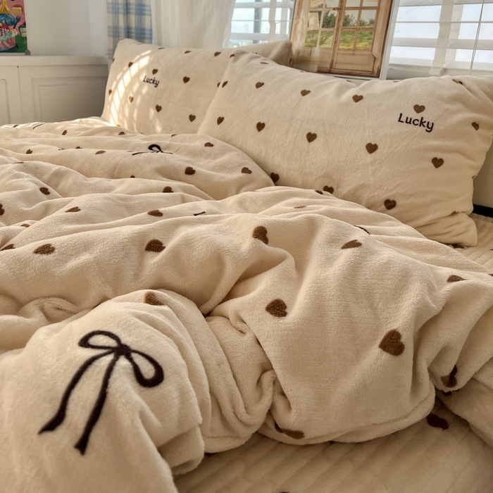 91家纺网 家纺一手货源 找家纺 逸林家纺《原希尔顿逸林》 2025新款牛奶绒床盖四件套加厚印花法式赫本风花边床盖四件套 床盖款-爱心蝴蝶结