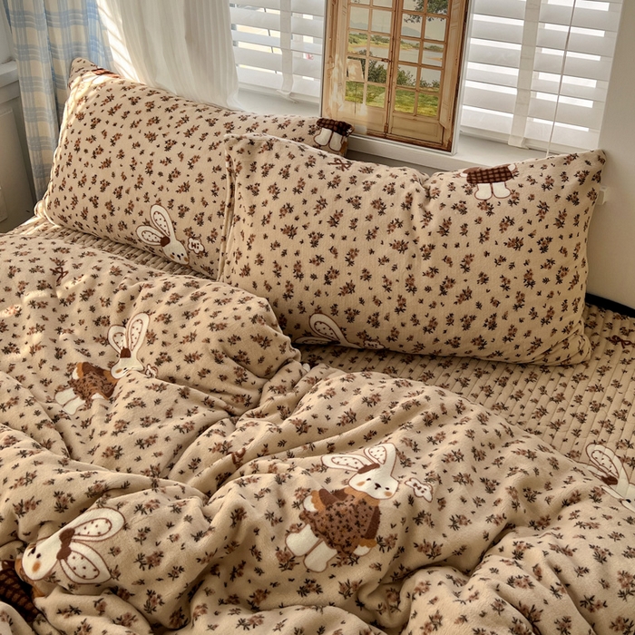 91家纺网 家纺一手货源 找家纺 逸林家纺《原希尔顿逸林》 2025新款牛奶绒床盖四件套加厚印花法式赫本风花边床盖四件套 床盖款-乖乖兔