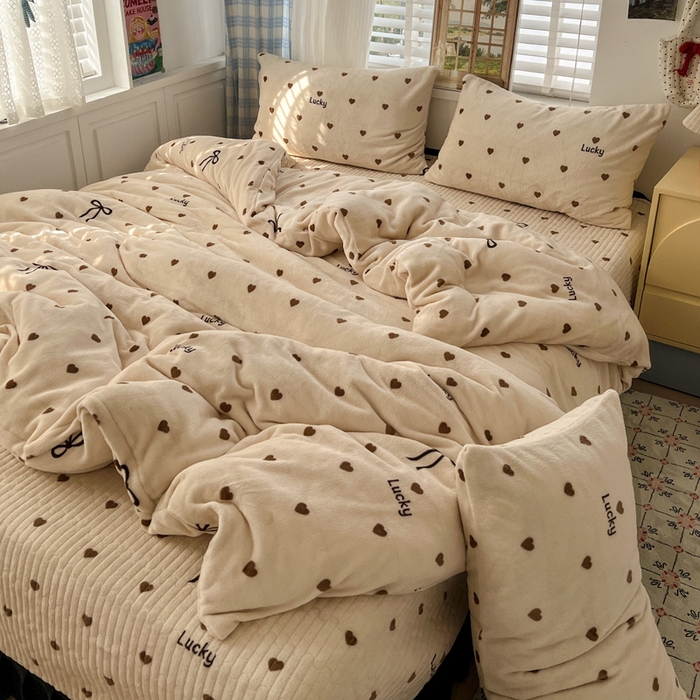 91家纺网 家纺一手货源 找家纺 逸林家纺《原希尔顿逸林》 2025新款牛奶绒床盖四件套加厚印花法式赫本风花边床盖四件套 床盖款-爱心蝴蝶结