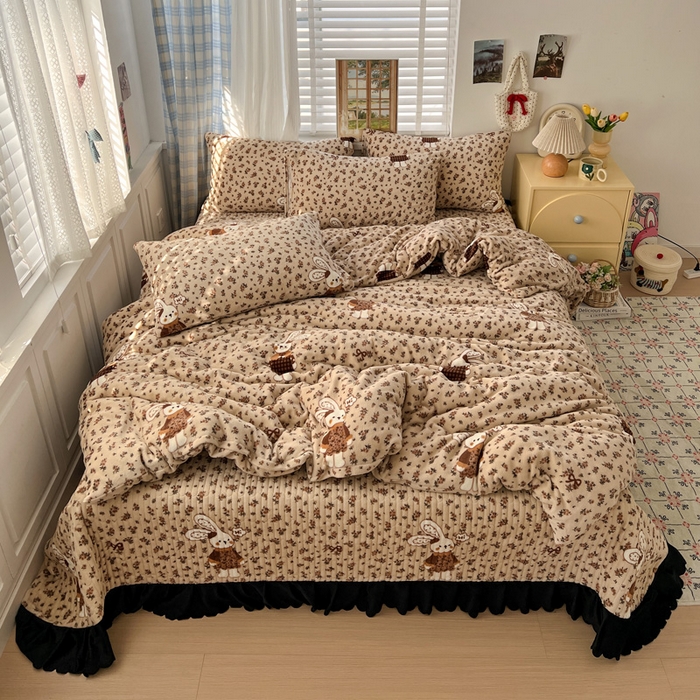 91家纺网 家纺一手货源 找家纺 逸林家纺《原希尔顿逸林》 2025新款牛奶绒床盖四件套加厚印花法式赫本风花边床盖四件套 床盖款-乖乖兔