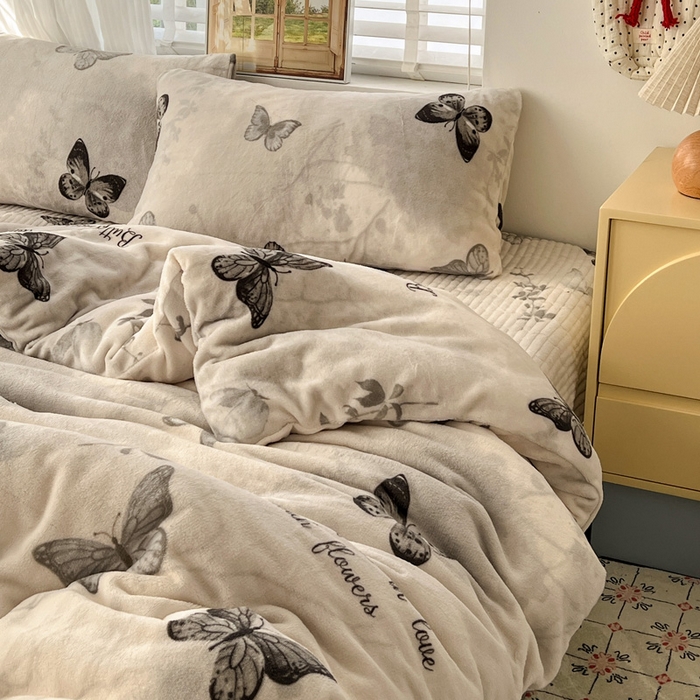 91家纺网 家纺一手货源 找家纺 逸林家纺《原希尔顿逸林》 2025新款牛奶绒床盖四件套加厚印花法式赫本风花边床盖四件套 床盖款-蝴蝶意境