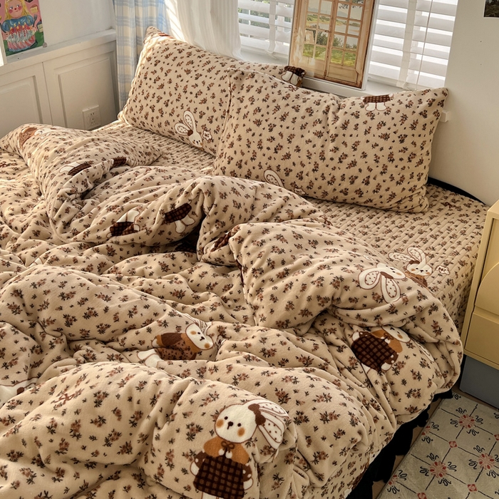 91家纺网 家纺一手货源 找家纺 逸林家纺《原希尔顿逸林》 2025新款牛奶绒床盖四件套加厚印花法式赫本风花边床盖四件套 床盖款-乖乖兔