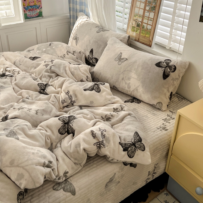 91家纺网 家纺一手货源 找家纺 逸林家纺《原希尔顿逸林》 2025新款牛奶绒床盖四件套加厚印花法式赫本风花边床盖四件套 床盖款-蝴蝶意境