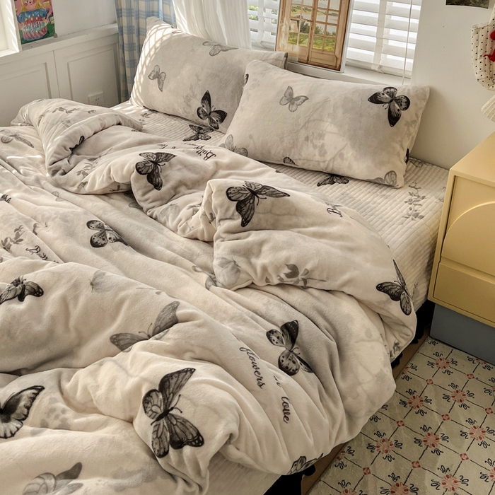 91家纺网 家纺一手货源 找家纺 逸林家纺《原希尔顿逸林》 2025新款牛奶绒床盖四件套加厚印花法式赫本风花边床盖四件套 床盖款-蝴蝶意境