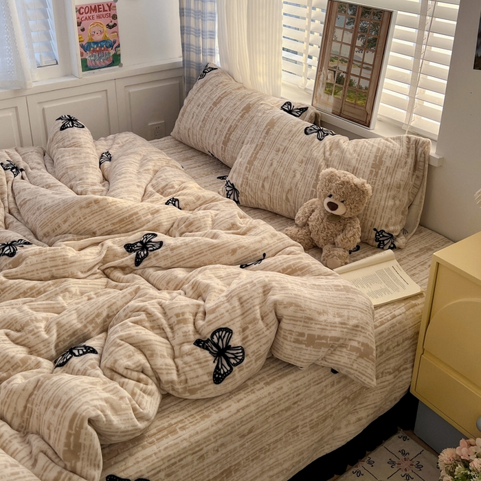 91家纺网 家纺一手货源 找家纺 逸林家纺《原希尔顿逸林》 2025新款牛奶绒床盖四件套加厚印花法式赫本风花边床盖四件套 床盖款-法式蝴蝶