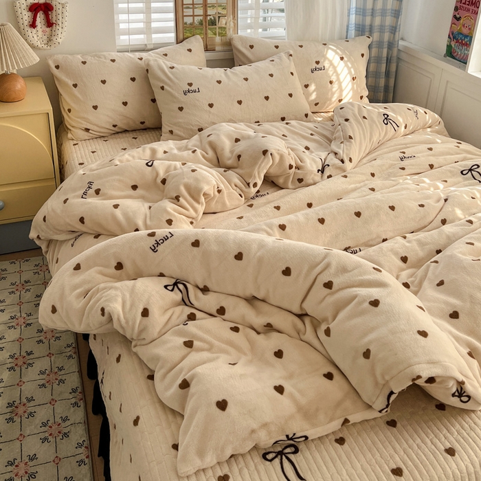 91家纺网 家纺一手货源 找家纺 逸林家纺《原希尔顿逸林》 2025新款牛奶绒床盖四件套加厚印花法式赫本风花边床盖四件套 床盖款-爱心蝴蝶结