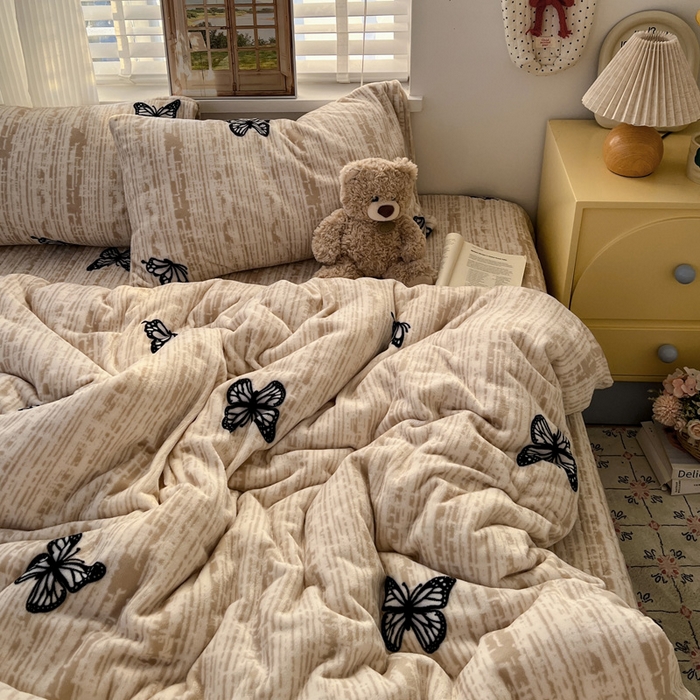 91家纺网 家纺一手货源 找家纺 逸林家纺《原希尔顿逸林》 2025新款牛奶绒床盖四件套加厚印花法式赫本风花边床盖四件套 床盖款-法式蝴蝶