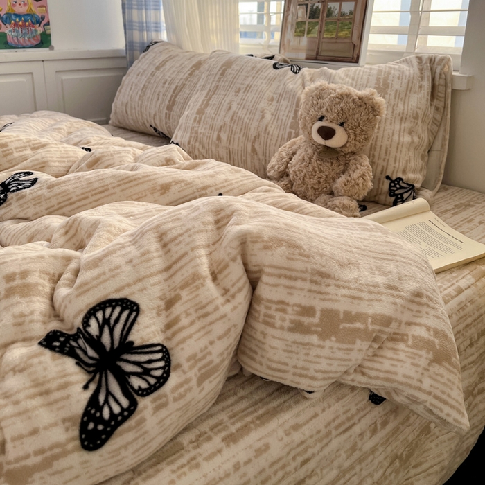 91家纺网 家纺一手货源 找家纺 逸林家纺《原希尔顿逸林》 2025新款牛奶绒床盖四件套加厚印花法式赫本风花边床盖四件套 床盖款-法式蝴蝶