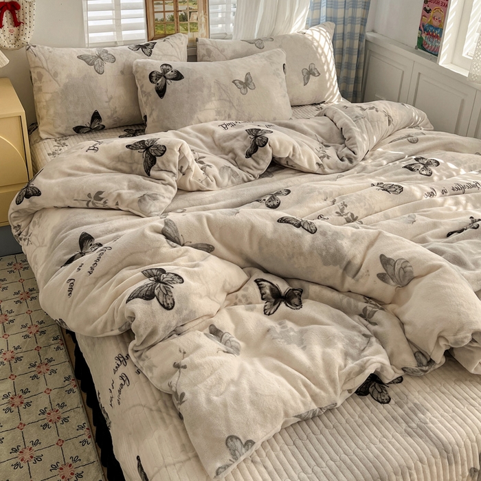 91家纺网 家纺一手货源 找家纺 逸林家纺《原希尔顿逸林》 2025新款牛奶绒床盖四件套加厚印花法式赫本风花边床盖四件套 床盖款-蝴蝶意境