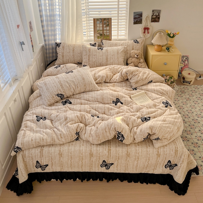 91家纺网 家纺一手货源 找家纺 逸林家纺《原希尔顿逸林》 2025新款牛奶绒床盖四件套加厚印花法式赫本风花边床盖四件套 床盖款-法式蝴蝶