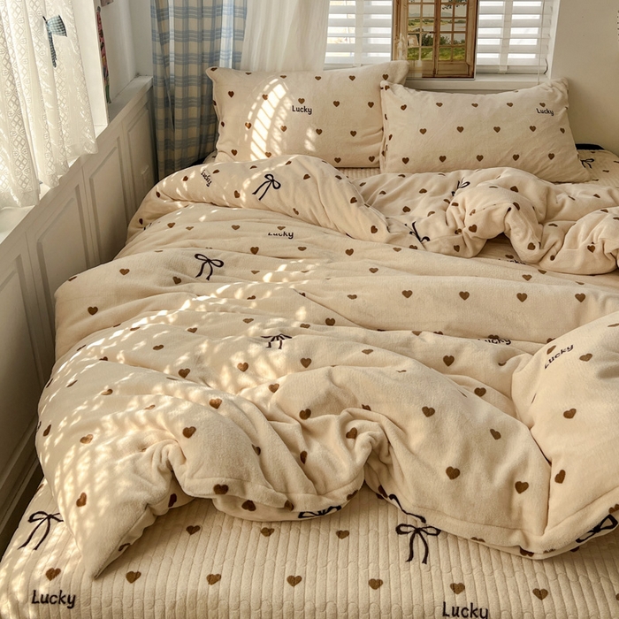91家纺网 家纺一手货源 找家纺 逸林家纺《原希尔顿逸林》 2025新款牛奶绒床盖四件套加厚印花法式赫本风花边床盖四件套 床盖款-爱心蝴蝶结