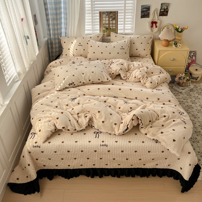 91家纺网 家纺一手货源 找家纺 逸林家纺《原希尔顿逸林》 2025新款牛奶绒床盖四件套加厚印花法式赫本风花边床盖四件套 床盖款-爱心蝴蝶结