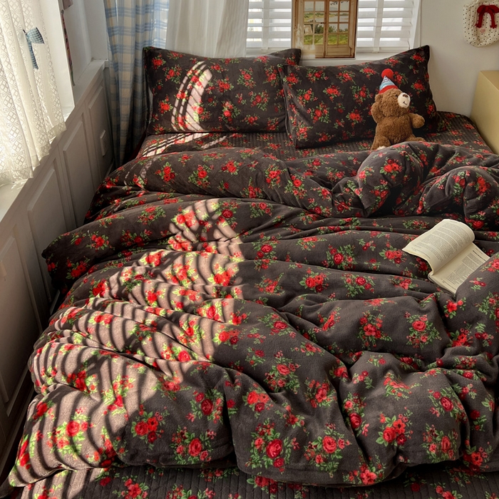 91家纺网 家纺一手货源 找家纺 逸林家纺《原希尔顿逸林》 2025新款牛奶绒床盖四件套加厚印花法式赫本风花边床盖四件套 床盖款-玫瑰的故事